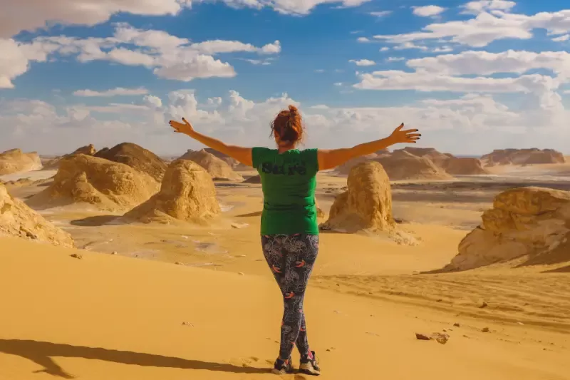 Donna nel Deserto Bianco, tour delle oasi egitto